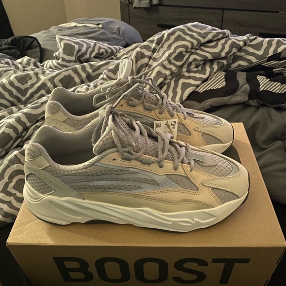 Yeezy Boost 700 V2 - Picture 3 of 7
